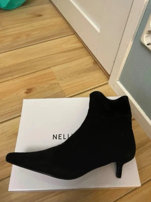 Svarta klackar  - Aldrig använt klackarna, så det är helt nya. Utan jag har bara testat de på. Jag säljer de eftersom jag köpte fel storlek och hann inte lämna tillbaka de. 