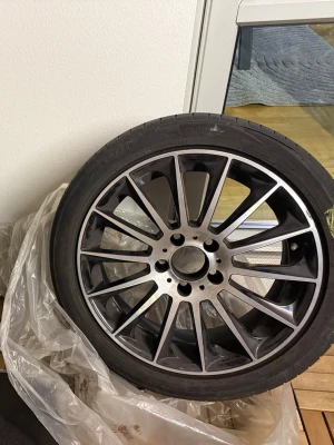 Bildäck/fäljare - Säljer 4 st stilren fälg i svart och silver med 15 ekrar. Fälgen har en sportig design och är tillverkad i metall. Passar perfekt för dig som vill ge bilen ett lyft med en modern look, men en av däcken är skadad och det finns några repor på dem. Och stolken är 17. 