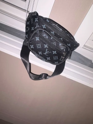 Svart mag/axel väska använt lite utan tecken på användning  - Jättefin och perfekt storlek axelväska/magväska det är typ nytt använd lite men använder oxå bälte så svårt ha den också så därför säljer jag den! Sticket syns nt använd medans nytt passar flera saker inne väskan för det är typ stor 