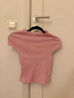 Rosa ribbad kortärmad topp - Söt rosa topp med ribbad struktur och korta ärmar. 