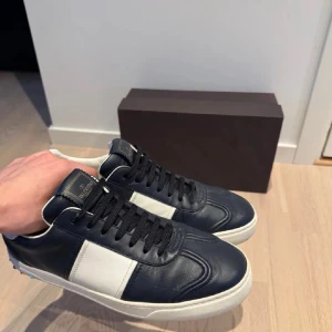 Valentino Flycrews Garavani svarta sneakers -  Säljer ett par riktigt schyssta Valentino Flycrews sneakers. Stilrena och eftertraktad modell. Skick 7.5/10, använda men väl omhändertagna. Observera att en nitt har gått av som man kan se på bilden men påverkar ej användning utan är främst kosmetiskt.  Storlek 42 men sitter mer som 43. Nypris runt 7000–8000 kr. Mitt pris: 3099 kr.  Allt OG ingår. Priset kan justeras vid snabb och smidig affär. Hör av er vid frågor eller funderingar