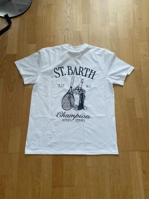 St. Barth T-shirt - En riktigt snygg T-shirt från märket MC2 Saint Barth. Den har ett stort tryck på ryggen och ett litet tryck på bröstet på framsidan. Priset är förhandlingsbart!