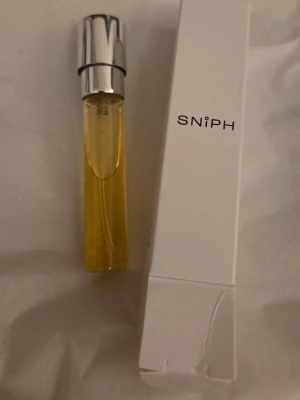 SNIPH  - go nuts! - Ca 7ml , Go Nuts! EdP är en frestande doft med rostade noter av söt karamell, nyhackade nötter och mjukt vispad grädde – en gorumanddröm värd att återvända till, om och om igen.