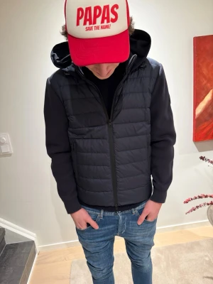 Svart dunväst från woolrich - Säljer en riktigt schysst mörkblå cardigan från woolrich. Den är i bra skick och är i storlek small.