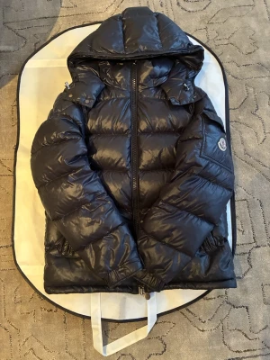 Moncler Maya - Moncler Maya jacka i storlek i storlek 1.                 Några små skador som ett litet håll går att få bilder. Och kalenderns i jackan har lossnat men kan skickas med.