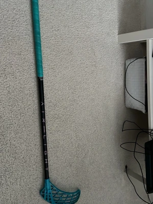 Unihoc Airlight innebandyklubba turkos - Säljer en airlight 29 flex i 96 ny skick med blått air one blad med en turkos kh Linda 