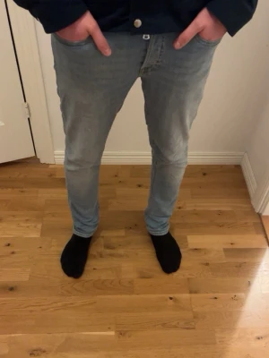 Ljusblå slim fit jeans - Säljer ett par ljusblå slim fit jeans med klassisk femficksdesign och normal midja. Jeansen har en snygg tvättad look och raka ben. Perfekta för dig som gillar en enkel och stilren stil. Materialet är mjukt denim i bomull. Skriv för mer info 