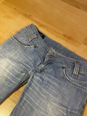 bootcut jeans med låg midja - Vintage jeans från lee, väldigt låg midja. Midjemått ca 40 cm Innebenslängd: ca 80 cm