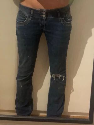  bootcut jeans - Säljer ett par bootcut jeans med låg midja och slitning på ena benet.  Skicka för fler bilder och mått❤️❤️ w29 L30, skulle dock säga att de är lite mindre i midjan än 29. Skulle även säga att de inte är jätte bootcut❤️❤️