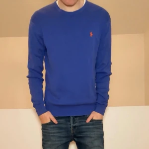 Blå tröja Ralph Lauren - Säljer en sjukt fet tröja från Ralph Lauren i färgen blå. Tröjan är i mycket bra skick då den har varit väl omhändertagen och är i strl M och sitter även som M. Hör gärna av er vid frågor elr funderingar!!