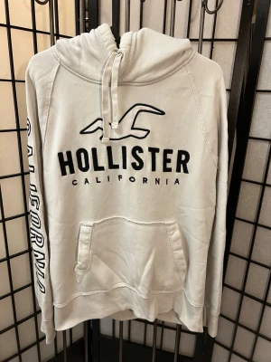 Vit hoodie från Hollister - ✨ Varför du kommer älska den: – Supermjuk & varm (fleecefodrad) – Snygg Hollister-logga fram + på ärmen – Trendig oversized vibe 😍 – Passar till jeans, mjukisbyxor eller kjol – En riktig Pinterest / TikTok-hoodie  📏 Storlek: XS 👉 Funkar även för S om man vill ha en mer fitted look  💭 Skick: Väldigt fint skick, inga fläckar eller hål  🛍️ Säljer bara för att den inte kommer till användning 📦 Skickar snabbt 💌 Hör av dig vid frågor eller bud!