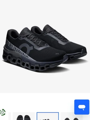 On Cloudmonster svarta sneakers - Snygga svarta On Cloudmonster sneakers med chunky sula och coola detaljer. Ovandelen är i mesh och syntet, med stora loggor på sidan och sköna snören. Perfekta för dig som gillar sportig och modern stil.