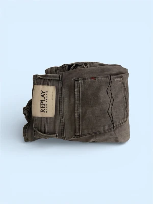 Replay grå slim fit jeans - Säljer ett par gråa slim fit jeans från Replay med snygga slitningar vid knäna och klassiska fem fickor. Jeansen har en vintage tvätt och tydlig Replay-logga på bakfickan. Perfekta för dig som gillar en avslappnad men trendig stil. Tecken på slitage förekommer de bild 6. Och 7