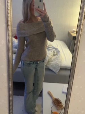 Beige off shoulder stickad tröja - Nästan aldrig använd, passar dig som är ca 160 lång. Ribbstickat material som ger en snygg och bekväm passform. Perfekt att styla med jeans för en avslappnad men stilren look.