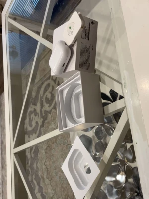 Airrr posss - Säljer ett par vita Apple AirPods Pro med trådlöst laddningsetui. Snygg och kompakt design i blank plast, levereras i originalförpackning med tillbehör. Perfekta för dig som vill ha grymt ljud och smidig anslutning till din iPhone eller andra Apple-enheter.