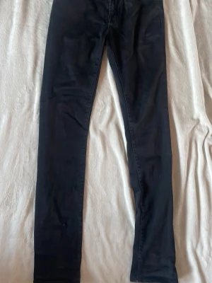 Svarta jeans från Tramarossa - Snygga svarta jeans från Tramarossa, modell Leonardo Slim. Jeansen har inga defekter. Stlk 30. Skick 9/10. Skicka dm vid frågor. Postar alltid snabbt.⭐️