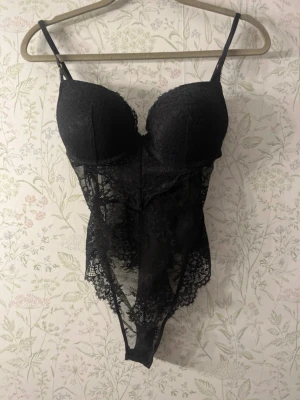Spets body - Jätte fin spets body som endast är använd 1 gång. Jag har vanligtvis storlek M och c-d kupa och denna passa mig perfekt.