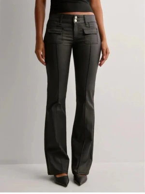 Nelly Skinnbyxor  - As snygga nästan helt nya Skinnbyxor från Nelly , inte äkta skinn tror jag. Jag är 167 och jag tror storleken är 32 