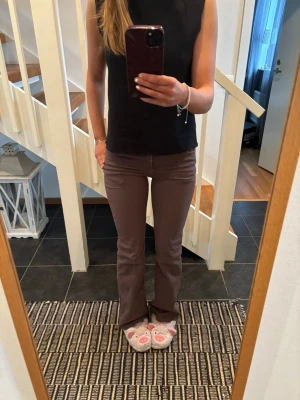 Bruna bootcut jeans från Nelly - Säljer ett par bruna bootcut jeans från Nelly i storleken 36, aldrig använda 699🥰 bara att skriva om ni har frågor