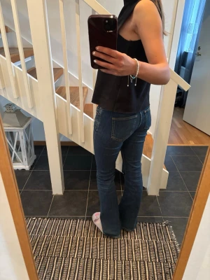 Blå bootcut jeans ifrån esprit - Säljer ett par blå bootcut jeans med klassiska fickor både fram och bak. Jeansen har en snygg tvätt och är tillverkade i ett stretchigt denimtyg som sitter bekvämt🥰har lite slitage nere vid fötterna