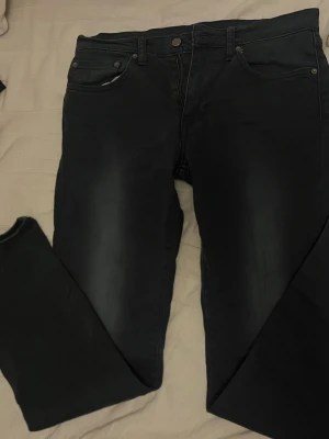 Svarta Levi's jeans med raka ben - Säljer ett par svarta jeans från Levi's med raka ben. Mörk färg, bekväma och populära! W32 L32