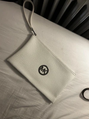 Vit kuvertväska  - Snygg vit kuvertväska 