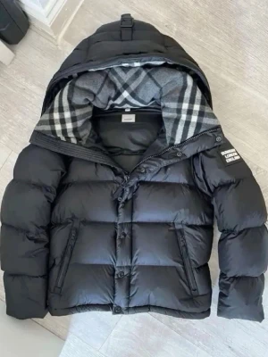 Burberry jacka - Säljer då den inte kommer till användning. Man kan ta av armarna och göra till en väst. Inte min bild skriv för bilder på jackan. Pris kan diskuteras!