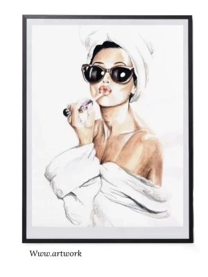 Tavla med kvinna i handduk och solglasögon - Snygg poster med illustration av en kvinna insvept i vit handduk, solglasögon och läppstift. Motivet har en modern och stilren känsla, perfekt som väggdekoration. Svart ram ingår.