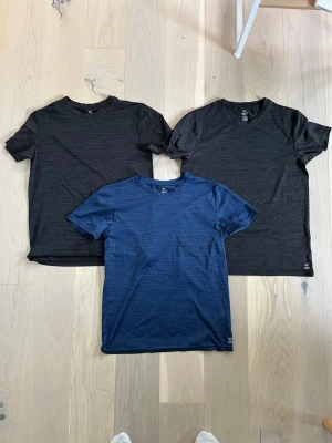 3-pack SOC tränings-tshirts - Säljer tre snygga tränings-tshirts från SOC i storlek S. Två är mörkgrå och en är marinblå. Alla har rund hals och är tillverkade i ett tekniskt, lätt material som andas och transporterar bort fukt. Perfekta för gymmet eller löprundan. Säljer då dem inte passar. Skicket är som nytt