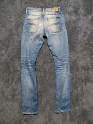 Vintage Nudie Jeans - Ett par riktigt snyggt slitna nudie jeans i modellen lean dean. Storlek 28/32. Kom gärna med frågor eller prisförslag!