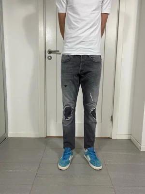 Replay Jeans  - Säljer nu dessa Replay jeans med snygga slitningar i populär design, W31, skriv för fler bilder/frågor🙌🏼