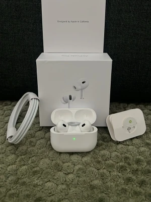 Apple AirPods Pro 2 USB-C - Säljer ett par vita Apple AirPods Pro (2:a generationen) med MagSafe-laddningsetui och USB-C. In-ear design med silikonproppar för bra passform och brusreducering. Kommer med originalkartong, laddningskabel och extra öronproppar.