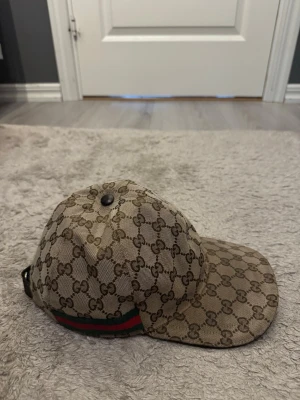 Beige keps från Gucci  - Gucci keps köpt från Gucci 2019, kepsen är i bra skick (lite solblekt) men annars inga större konstigheter med tanke på åldern. Hittar tyvärr inte fysiskt kvitto eller kartongen men digitalt kvitto finns kan även skicka mer digitala kvitto bilder med namn osv om så önskas.