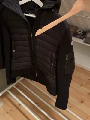 Svart cardiganjacka från Moncler - Svart cardiganjacka från Moncler.  Den är för liten för mig nu men har jag tagit väl hand om den och den är i riktigt bra skick, väldigt snygg och passar perfekt för personer som är 175. Jag är 180cm nu och den är bara lite kort vid midjan. 