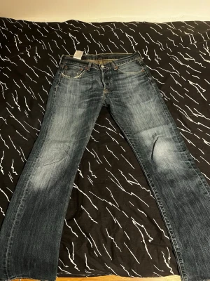 Blå Levi's jeans - Säljer mina as feta Levis 501 med riktig sköna fades och wash. Dom är i bra skick, inga hål eller defekter alls och passar as bra om du gillar lite mer straight. W30 L32