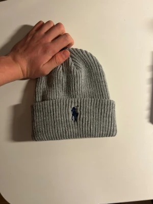 RL mössa - grå - RL mössa grå. Nyskick. Onesize. Kommer med påse och etikett. Skriv om du har frågor 