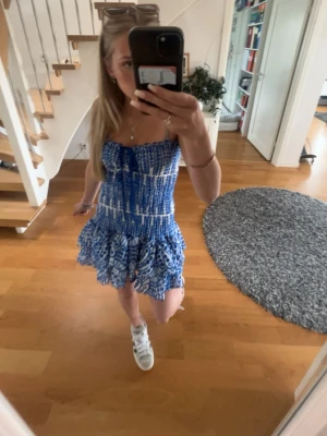 Klänning! - Blå klänning använd fåtal gånger, alltså i nyskick! Köptes direkt från hemsidan Design By Amor i Juni! Storlek S💕Nypris 699!