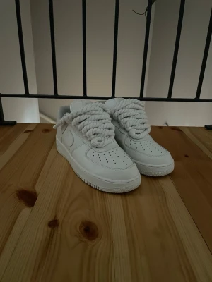 Roped Air Force 1 - Säljer för de är för stora för mig. Jätte fina och är i ny skick förutom märket på sisst bilden därför blir det billigare pris på dem.        Perfekta för chill wear eller streetwear.         Original box medföljer.