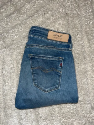 Repaly jeans  - Snygga blåa jeans från Replay. Midja 33cm, längd 96cm. JAG SKICKAR EJ FLER BILDER NÄR JAG BÄR JEANSEN! för bättre inblick i passformen rekommenderar jag att googla på modellnamnet. För storleksguide kolla måtten noggrant då jeansen alltid kan vara uppsydda heller krympta och jag ej tar emot returer :) s6,5