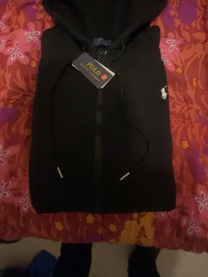 Hoodie  - Ralph hoodie priset kan diskuteras. Den är till både tjejer och killar 