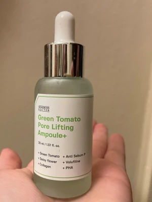 Sungboon Green Tomato Pore Lifting Ampoule - Säljer detta Koreanska serumet som ska hjälpa med porer och textur. Använt ett fåtal gånger, säljer då den inte passade min hy. Ca 90% av flaskan finns kvar. 