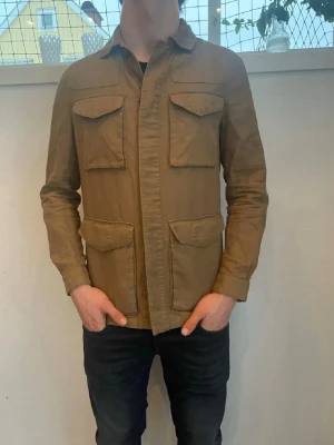 Massimo dutti Field jacka  - Massimo dutti fieldjacka herr| pris:899kr| storlek: M| skick:9/10| hör av dig vid minsta lilla fundering eller fråga|