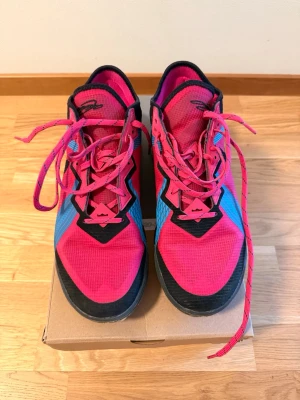 Basketskor - Nike Lebron 18 Low - Säljer ett par Nike Lebron 18 Low! Har använt dessa endast cirka 10 gånger så dem är väldigt nya och fräscha. Bästa som helt nya! Storlek 46. Köpte dem nya för 1399kr, säljer dessa för 800kr! Pris kan diskuteras, skriv vid funderingar!:)