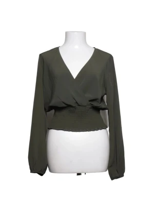 Mörkgrön omlottopp  -  mörkgrön omlottopp med v-ringning och långa ärmar. Helt ny!