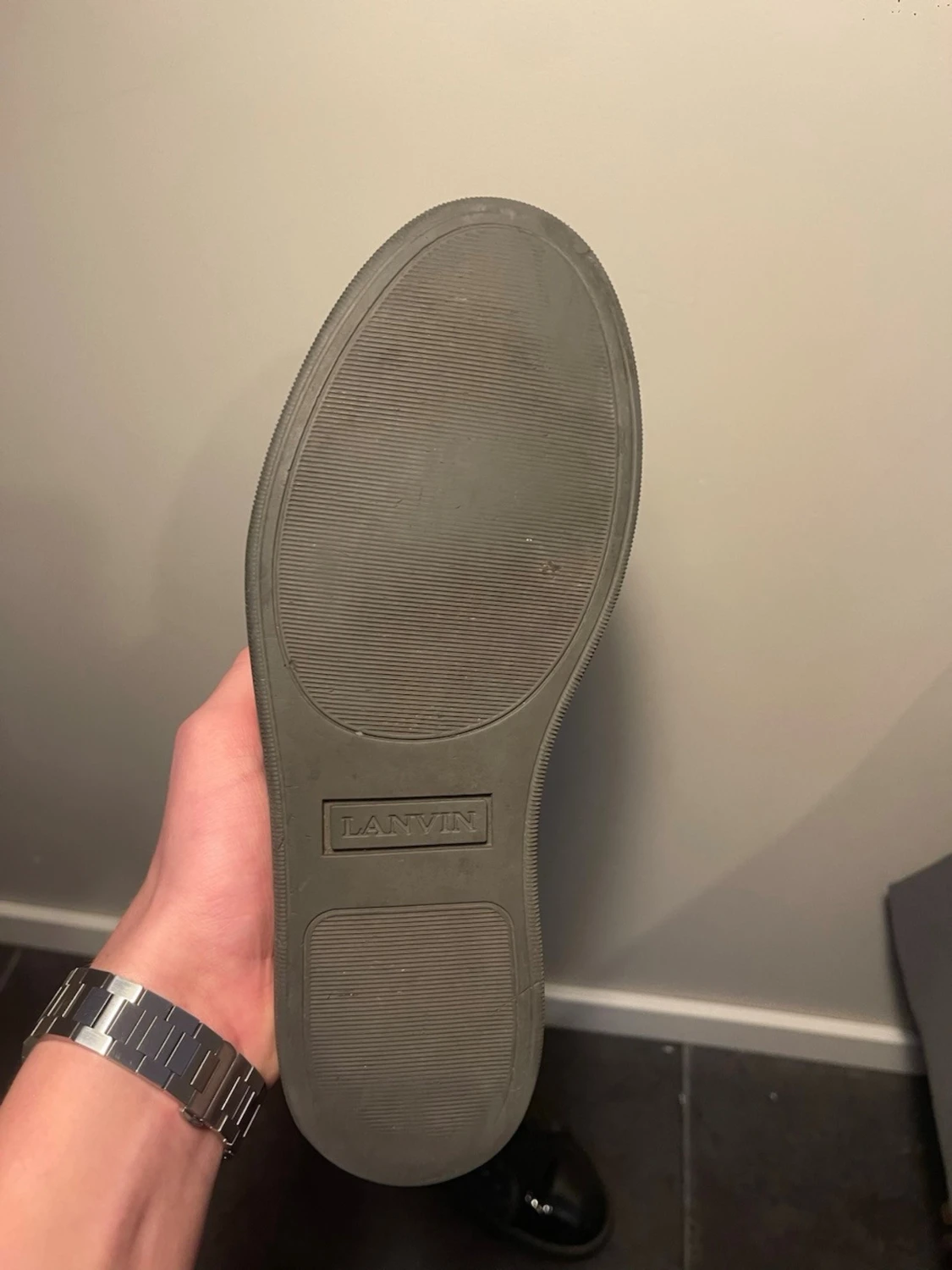 Mörkgrå sneakers med lackdetaljer - 2