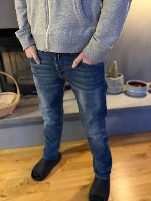Replay jeans - Ett par riktigt feta Replay jeans i blå färg. Näst intill nytt skick  Size: W30, L32.  🔹 Hör av er vid frågor eller funderingar🙌