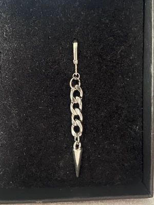 Silverörhänge - Ett silverörhänge som även finns att köpa i par så kolla mina andra annonser! Det är rostfritt stål.