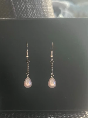 Silverörhängen  - Ett par silverörhängen som även finns att köpa enskilt så kolla mina andra annonser! Det är rostfritt stål.