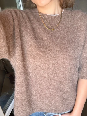 Brun stickad tröja  - Så fin och skön stickad tröja i trekvartsmodell ifrån Arket i alpacka och ullblandning. Toppskick!🤎