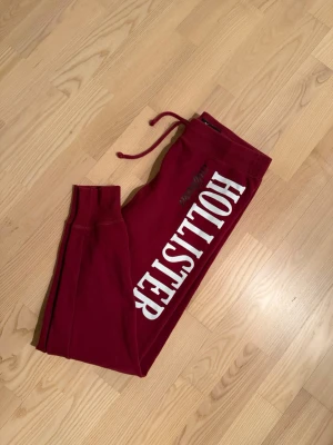 Hollister byxor - Riktigt fina mjukisbyxor ifrån Hollister. Den är i storlek M men jag skulle säga att den passar folk med s bättre den är i riktigt fint skick helt utan skavanker. Vid frågor om bilder eller liknande är det bara att fråga😃💛